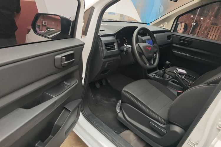 五菱汽车 五菱宏光PLUS 2020款 1.5L 手动标准型 5座中控内饰20