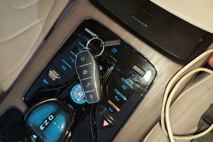 比亚迪 汉 2024款 EV 荣耀版 610KM四驱天神之眼智驾型中控内饰11