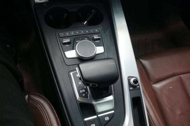 奥迪A4L 2018款 30周年年型 40 TFSI 时尚型中控内饰18