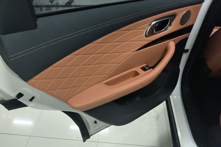 哪吒汽车 哪吒L 2024款 增程 220 闪充版中控内饰7008