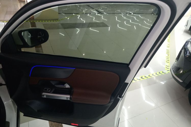 奔驰GLB 2021款 GLB 200 动感型中控内饰7005