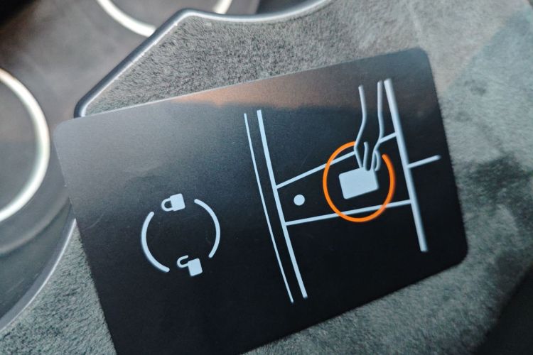 特斯拉 Model Y 2022款 改款 长续航全轮驱动版中控内饰7001