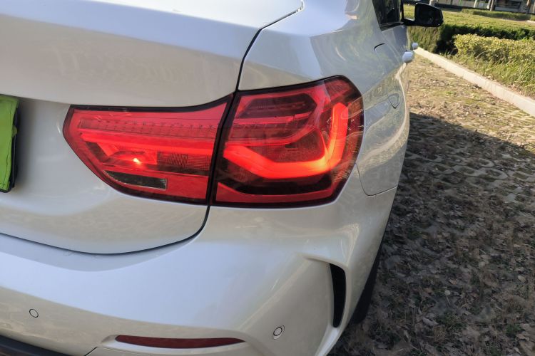 宝马1系 2021款 改款 125i M运动曜夜版车身外观9