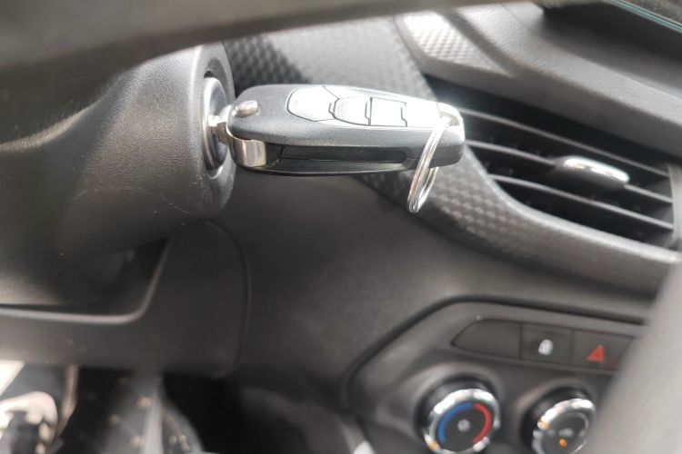 雪佛兰 科沃兹 2020款 325T 自动欣悦版中控内饰7001