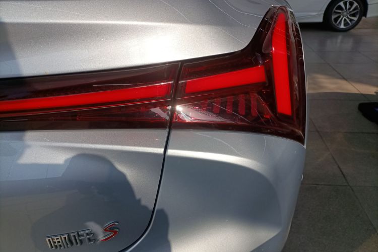 哪吒汽车 哪吒S 2022款 增程版 1160km 后驱小版车身外观6006