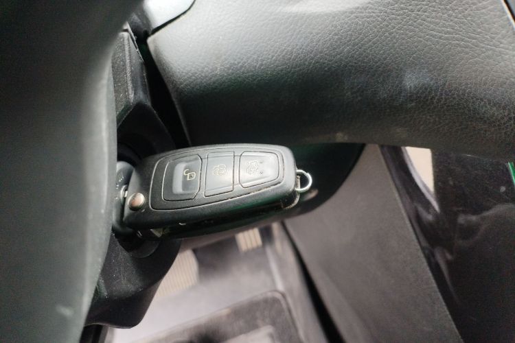 福特 福克斯 2015款 三厢 1.6L 自动风尚型中控内饰7001