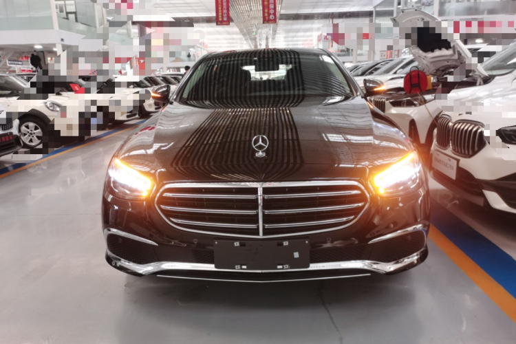 奔驰E级 2023款 改款 E 260 L车身外观2
