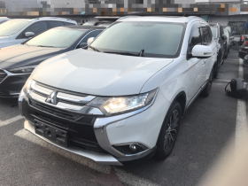 三菱 欧蓝德(进口) 2016款 2.4L 四驱精英版 5座