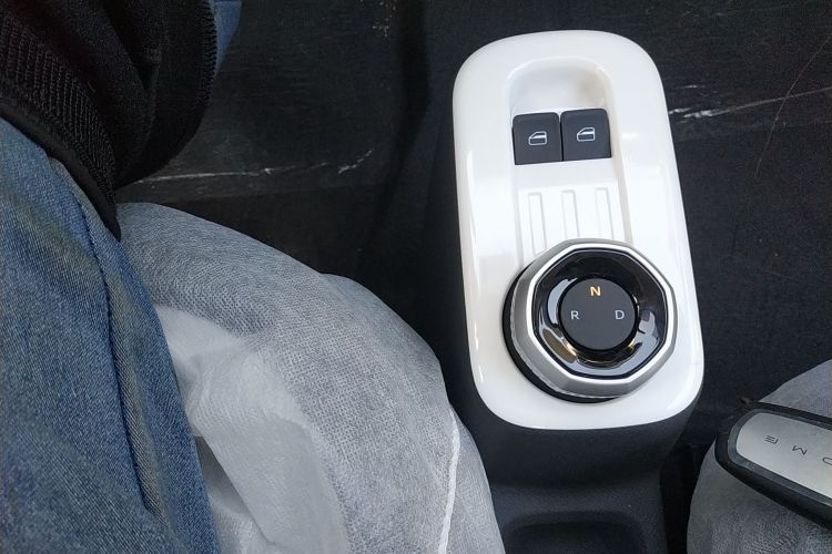 吉利银河 2025款 210km 熊猫卡丁中控内饰18