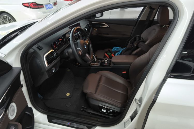 宝马1系 2021款 120i M运动曜夜版中控内饰19