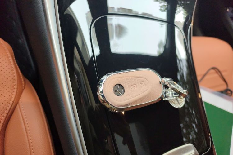 奔驰GLC新能源 2025款 350 e L 4MATIC 典藏版中控内饰11