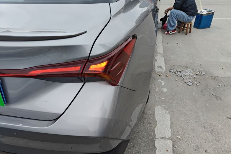 丰田 亚洲龙 2024款 2.0L 进取版车身外观9