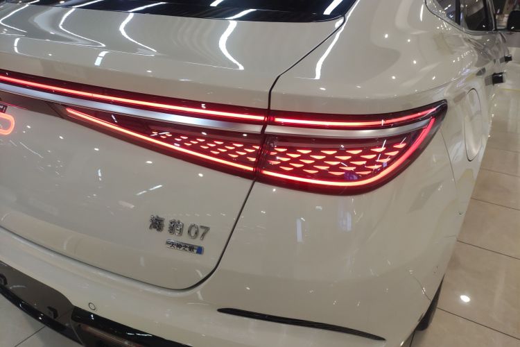 比亚迪 海豹07 DM-i 2025款 智驾版 DM-i 1.5L 125km 尊贵型车身外观9