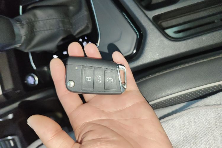 大众 途观L 2023款 改款 330TSI 自动两驱R-Line越享版中控内饰7001