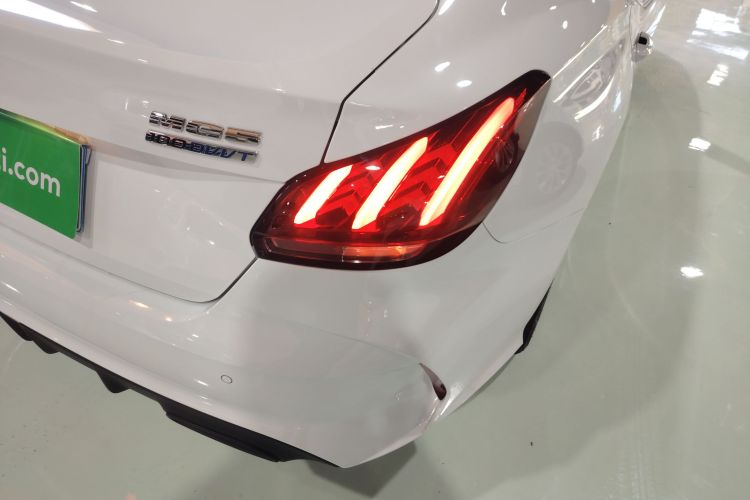 名爵 MG5 2023款 180DVVT 手动风尚版车身外观9