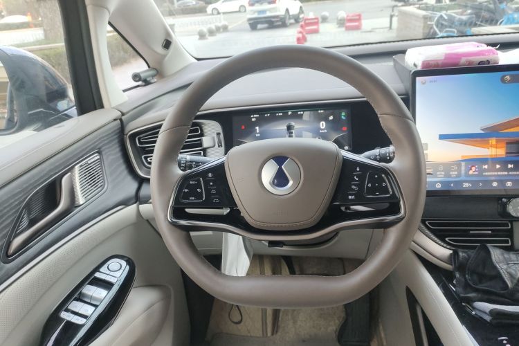 腾势D9 2022款 DM-i 970 四驱旗舰型中控内饰13