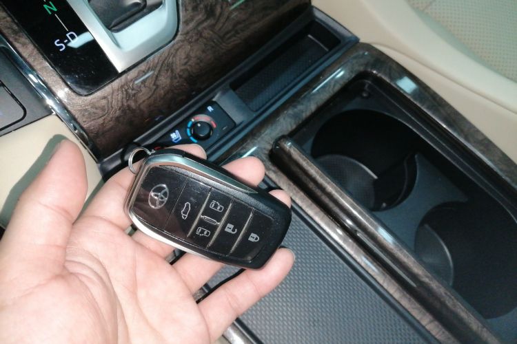 丰田 埃尔法 2021款 双擎 2.5L 尊贵版中控内饰7001