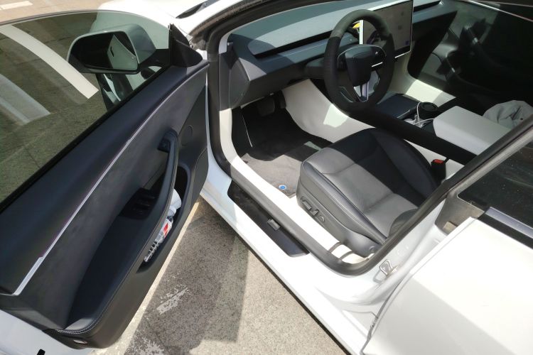特斯拉 Model 3 2023款 长续航全轮驱动版中控内饰7003