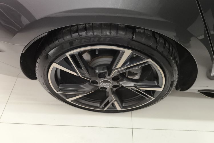 奥迪A4L 2024款 40 TFSI quattro RS套件燃速型车身外观6008