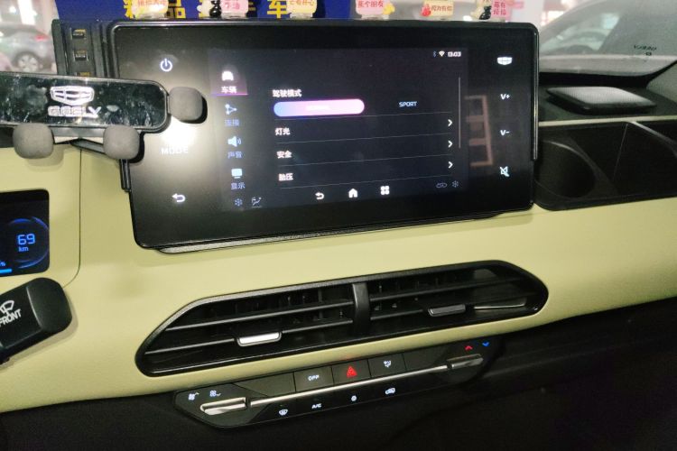 吉利银河 2023款 熊猫mini 200km 耐力熊中控内饰16