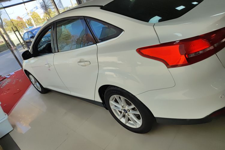 福特 福克斯 2017款 三厢 EcoBoost 180 自动精英型车身外观4