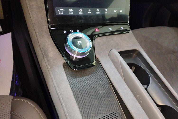 岚图汽车 岚图追光 2024款 PHEV 四驱超长续航行政版中控内饰18