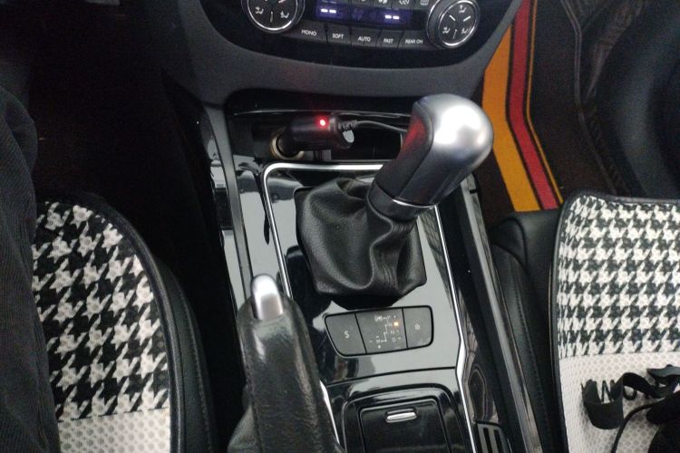 标致508 2012款 2.0L 自动智享版中控内饰18