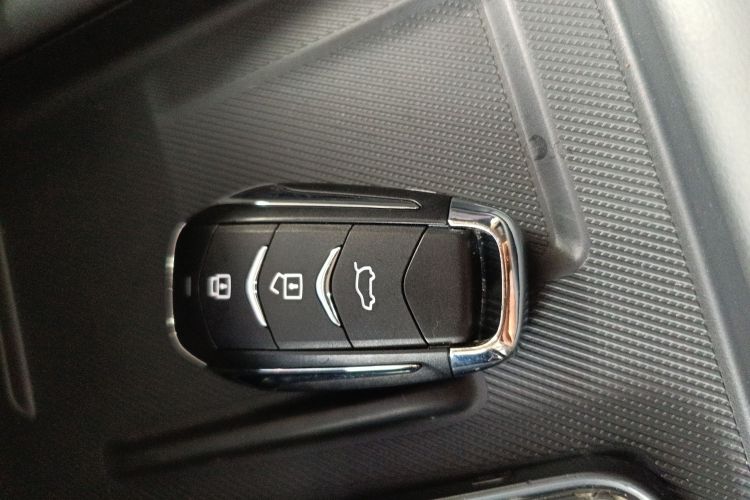 蓝电E5 PLUS 2025款 165km 长续航版PLUS 7座中控内饰7001