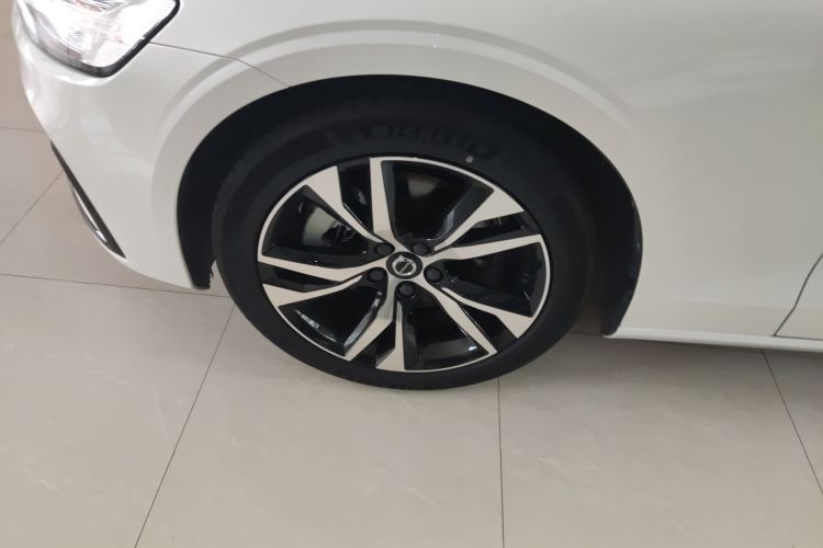 沃尔沃S60 2025款 B5 智雅运动版车身外观35