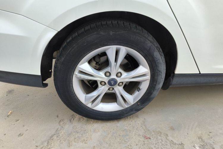 福特 福克斯 2015款 三厢 1.6L 自动舒适型车身外观6008