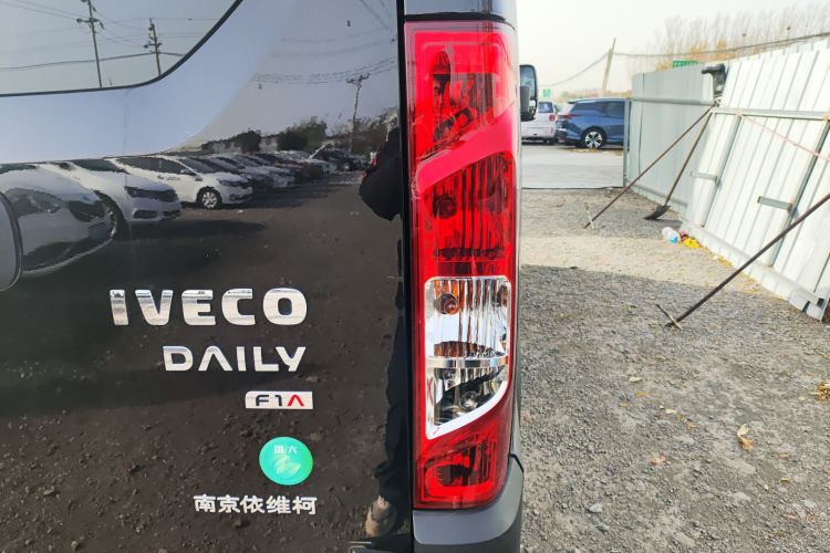 依维柯欧胜 2021款 2.0T 手动超瑞短轴高顶侧拉门F1A车身外观9