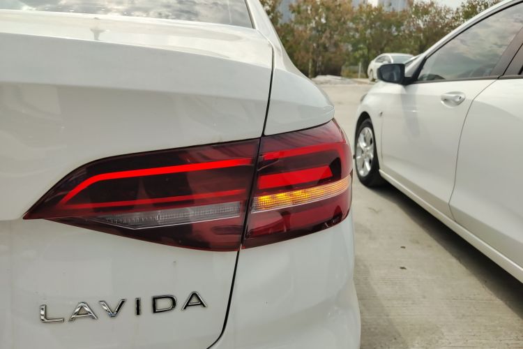 大众 朗逸 2022款 1.5L 自动风尚版车身外观9