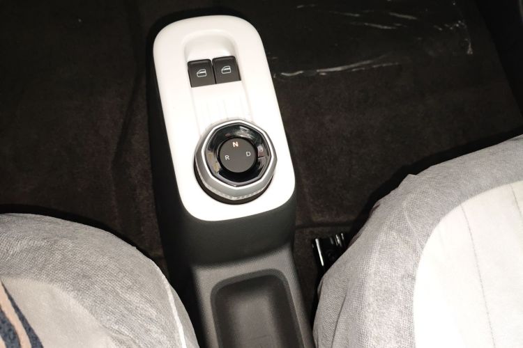 吉利银河 2025款 210km 熊猫卡丁中控内饰18