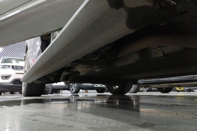 理想汽车 理想ONE 2021款 增程6座版机舱底盘29