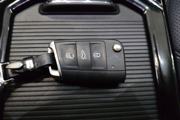 大众 帕萨特 2025款 出众款 380TSI 龙腾版中控内饰11