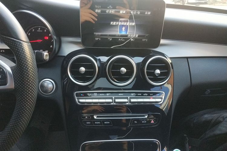 奔驰C级 2018款 C 200 运动版中控内饰16