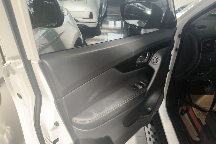 日产 奇骏 2023款 经典 2.0L 两驱智联臻享版中控内饰7007