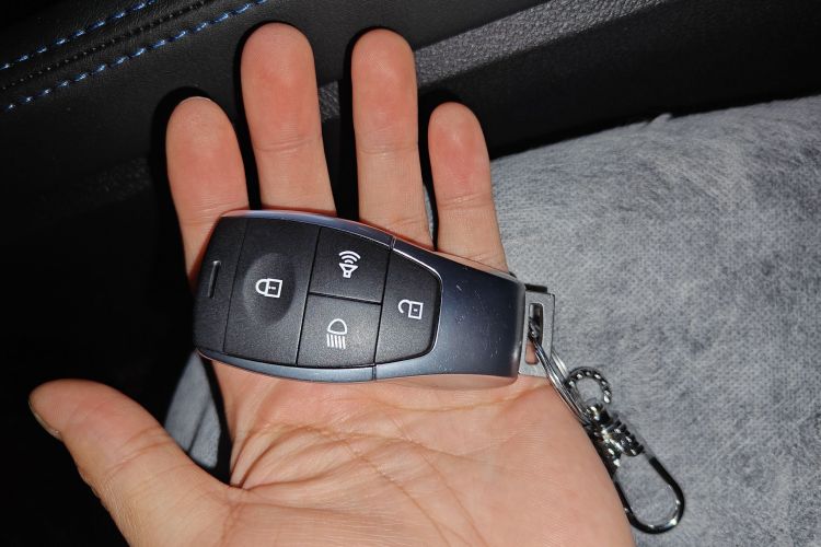 北京越野 北京BJ40 2024款 2.0D 刀锋英雄荣耀版中控内饰11