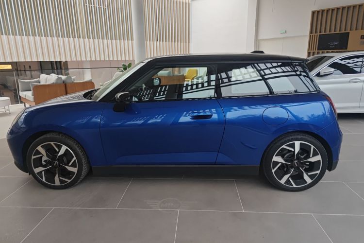电动MINI COOPER 2024款 452km COOPER SE 艺术家车身外观6003
