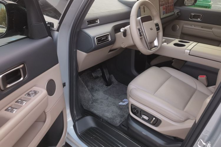 理想汽车 理想MEGA 2025款 Home 家庭特别版中控内饰7003