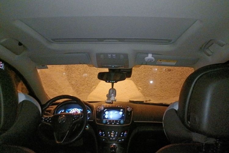 别克 君威 2014款 GS 2.0T 纵情运动版中控内饰22