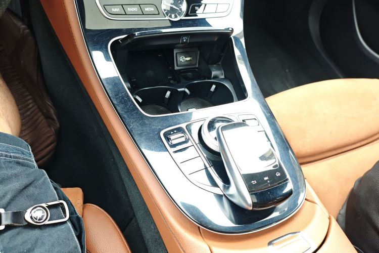 奔驰E级 2017款 E 200 运动型 4MATIC中控内饰18