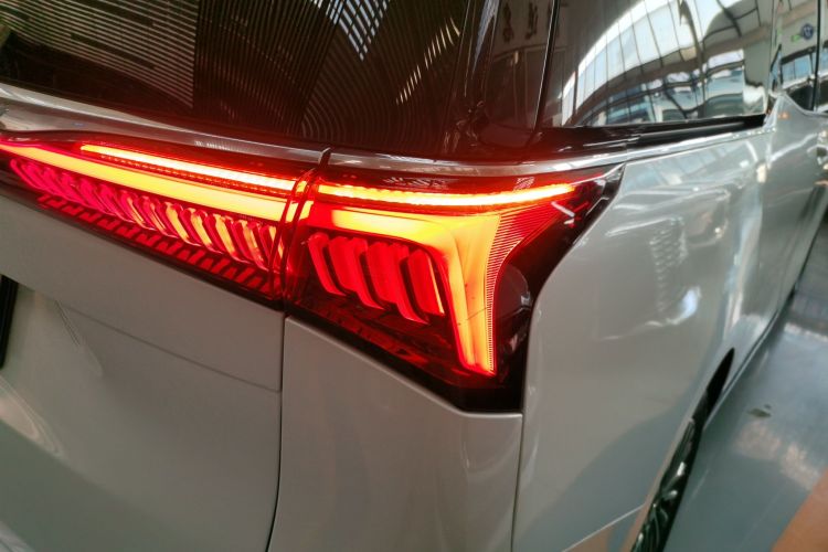 别克 世纪 2023款 2.0T 七座臻享款车身外观9