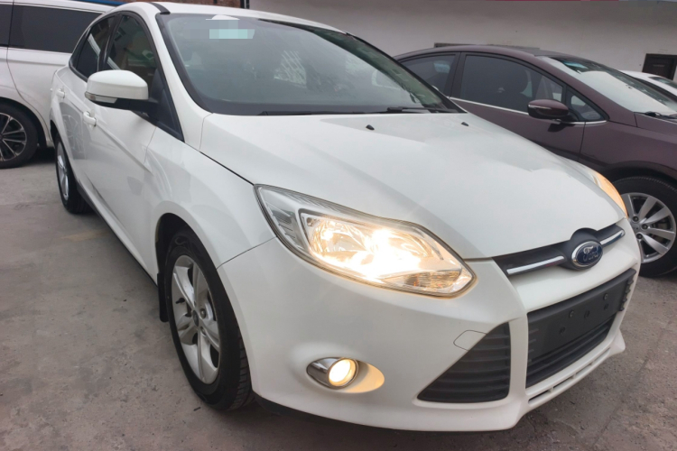 福特 福克斯 2012款 三厢 1.6L 自动风尚型车身外观3