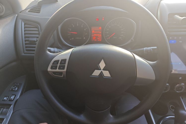 三菱 劲炫ASX 2013款 2.0L CVT两驱精英版中控内饰13