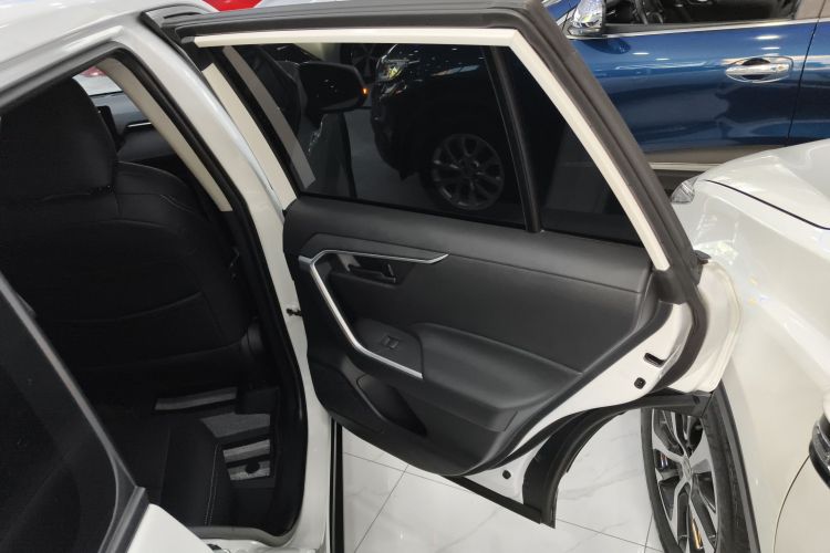 丰田 威兰达 2023款 2.0L CVT两驱领先版中控内饰7006