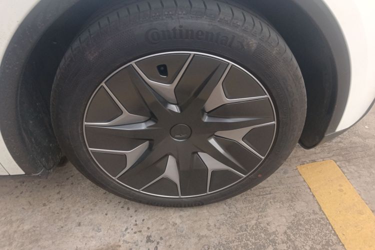 特斯拉 Model Y L 2025款 长续航全轮驱动版车身外观10