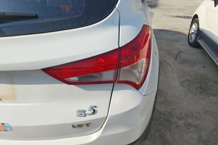 海马S5 2015款 1.5T CVT豪华型运动版车身外观9