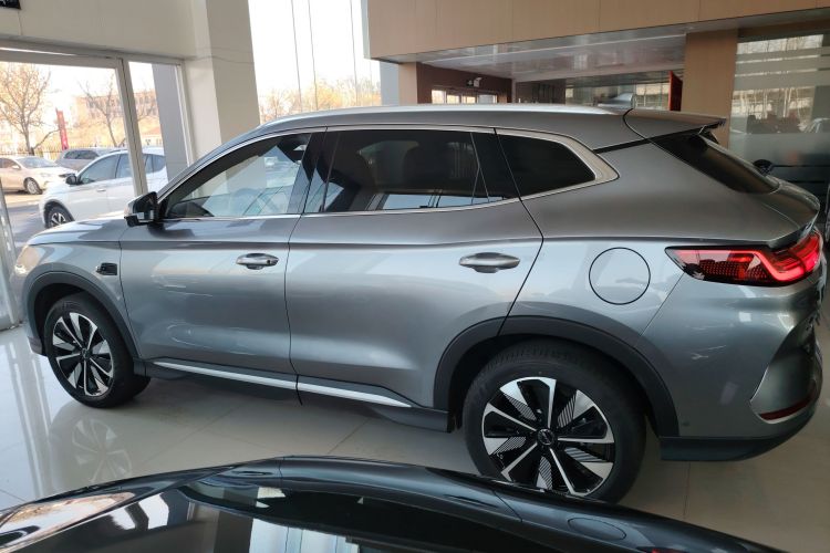 比亚迪 宋PLUS新能源 2025款 DM-i 智驾版 112KM 尊贵型车身外观4