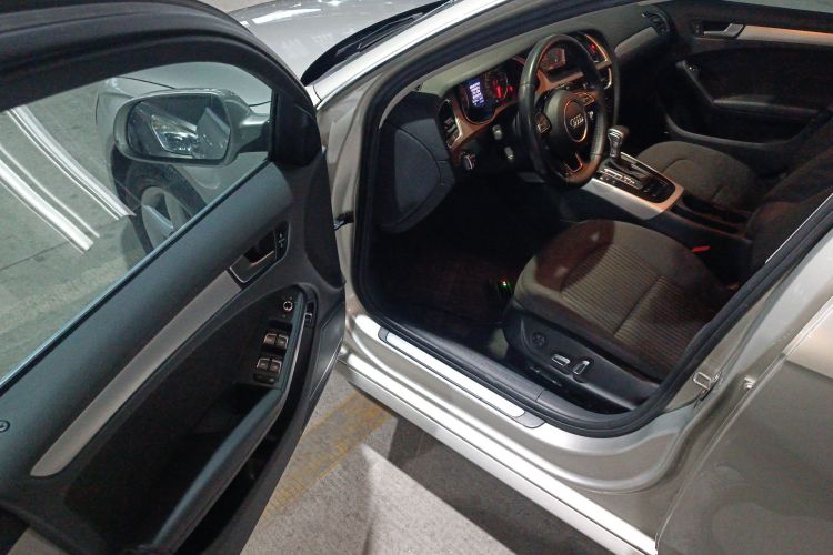 奥迪A4L 2015款 35 TFSI 自动标准型中控内饰7003